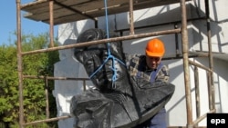 Демонтаж пам'ятника генералу Червоної армії Івану Черняховському у Польщі, вересень 2015 року