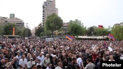 Armenia - Supporters of the opposition Armenian National Congress (HAK) attend a campaign rally in Yerevan's Liberty Square, 3May2012.