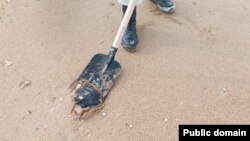 Уборка мазута, иллюстративное фото 