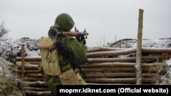 Militar din Grupul operativ de trupe ruse la o aplicaie din decembrie 2017, imagine de arhivă.