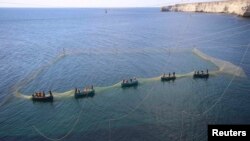 Російські прикордонники затримали українське риболовецьке судно на захід від мису Тарханкут в анексованому Росією Криму 4 травня