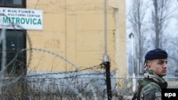 Francuski vojnik u sastavu KFOR-a patrolira na mostu u Mitrovici, 9. decembar 2007. godine.