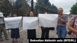 "Азаттыкты" коргоп Ак үй алдына чыккан активисттер