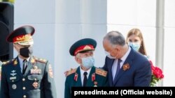 Președintele Igor Dodon și ambasadorul Rusiei la Chișinău, Oleg Vasnețov la memorialul „Capul de pod Șerpeni” , 23 august 2020.