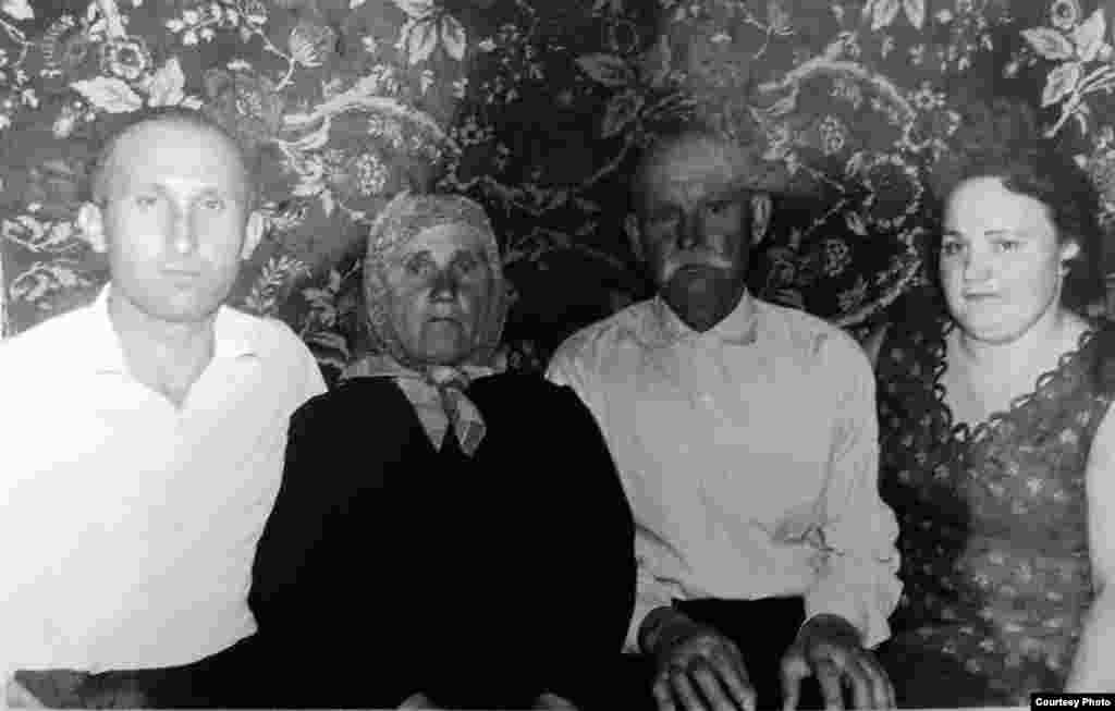 (în mijloc) Ian și Petrunelea – bunicii Ekaterinei, alături de rude. Stîrcea, circa 1970