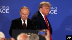 Președintele SUA, Donald Trump (dreapta), și președintele rus, Vladimir Putin, susțin o conferință de presă comună pe 15 august, la Anchorage, Alaska.