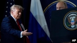 Прэзыдэнт ЗША Дональд Трамп і прэзыдэнт Расеі Ўладзімір Пуцін на сумеснай прэс-канфэрэнцыі ў пятніцу, 15 жніўня 2025 года, на базе Эльмендорф-Рычардсан, Аляска