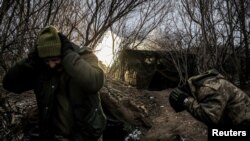 Українські військові ведуть вогонь на Донеччині, січень 2025 року
