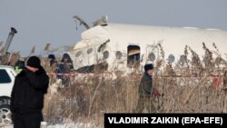 Потерпевший крушение самолет Fokker 100 авиакомпании Bek Air, упавший в двух километрах от аэропорта Алматы. 27 декабря 2019 года. 