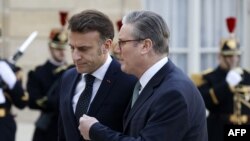 Кир Стармер жана Эммануэл Макрон.