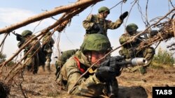 Ілюстративне фото. Російські і білоруські десантники під час спільних навчань, квітень 2016 року