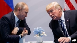 Президент США Дональд Трамп (праворуч) і лідер РФ Володимир Путін (ліворуч) під час зустрічі на саміті G-20 7 липня 2017 року в Гамбурзі, Німеччина