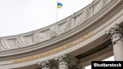 У МЗС нагадують, що до 10-го санкційного пакету не увійшла низка елементів, на яких наполягала Україна, зокрема, подальше обмеження діяльності корпорації «Росатом»