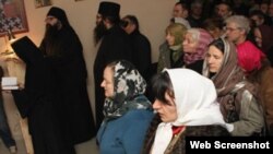Bivši vladika Artemije služi liturgiju u stanu