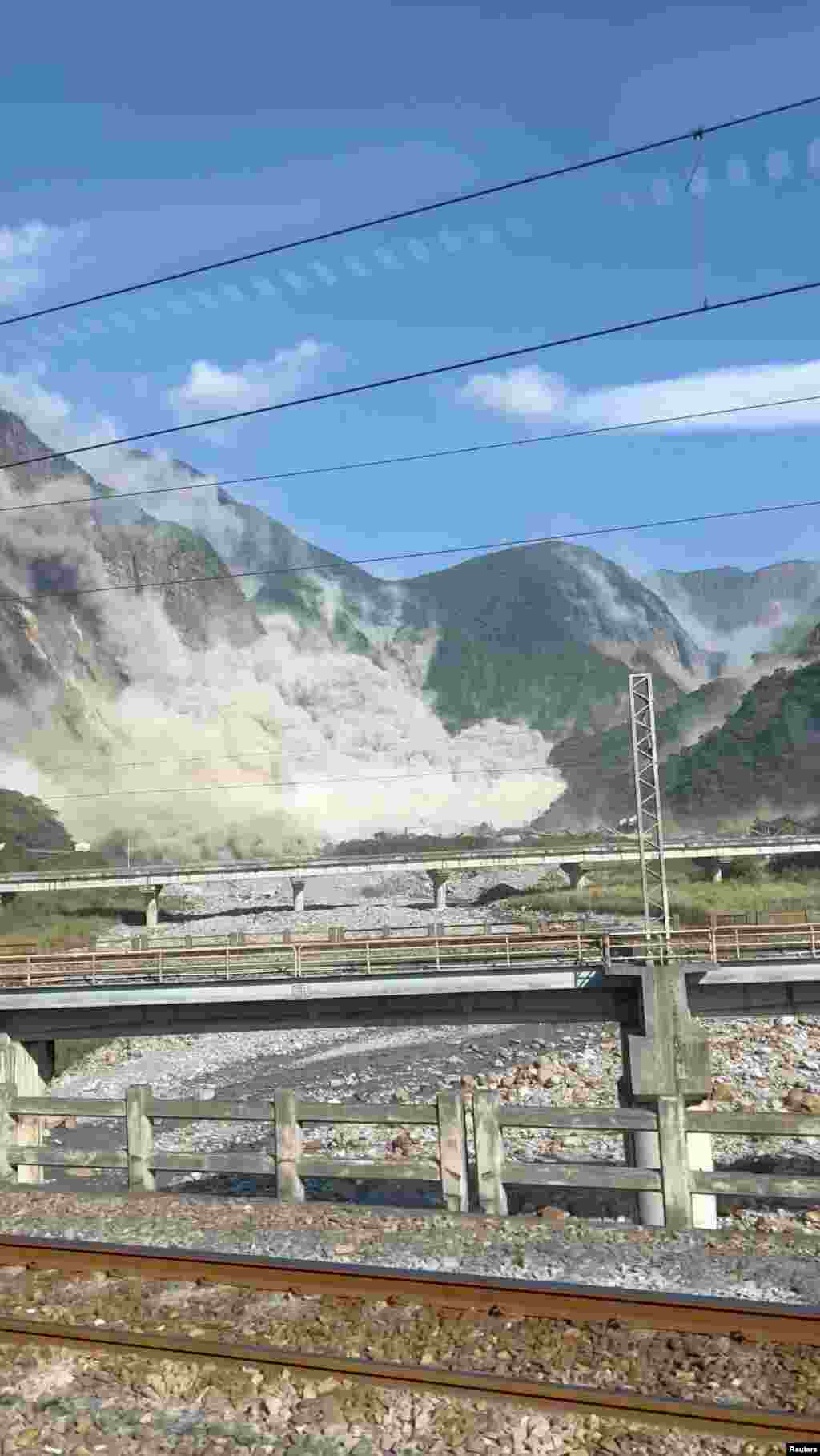 Cutremurul care a avut loc în largul insulei a provocat inclusiv alunecări de teren, precum cea din apropierea orașului&nbsp;Xiulin, situat în estul Taiwanului. Au fost emise avertizări de tsunami pentru Taiwan, insulele Okinawa din Japonia și câteva zone din Filipine. ​​​​​​​Centrul american de alertă pentru tsunami din Pacific a declarat că &bdquo;amenințarea de tsunami a trecut în mare parte&rdquo;.