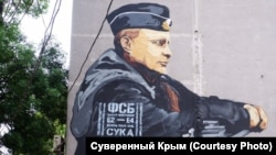 Графіті телеграм-каналу «Суверенний Крим» на муралі із зображенням президента Росії Володимира Путіна 
