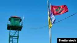 Прапор України і Держприкордонслужби на одному з пунктів перетину кордону, архівне фото