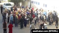 Türkmenistan. Azyk nobaty. Bezeg suraty
