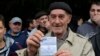 Penzioner sa čekom od penzije na protestu u Travniku