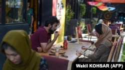 Par u kafiću u Kabulu u augustu 2019. Sada mnogi mladi stanovnici Kabula kažu da ne mogu priuštiti večeru vani zbog teške ekonomske krize.