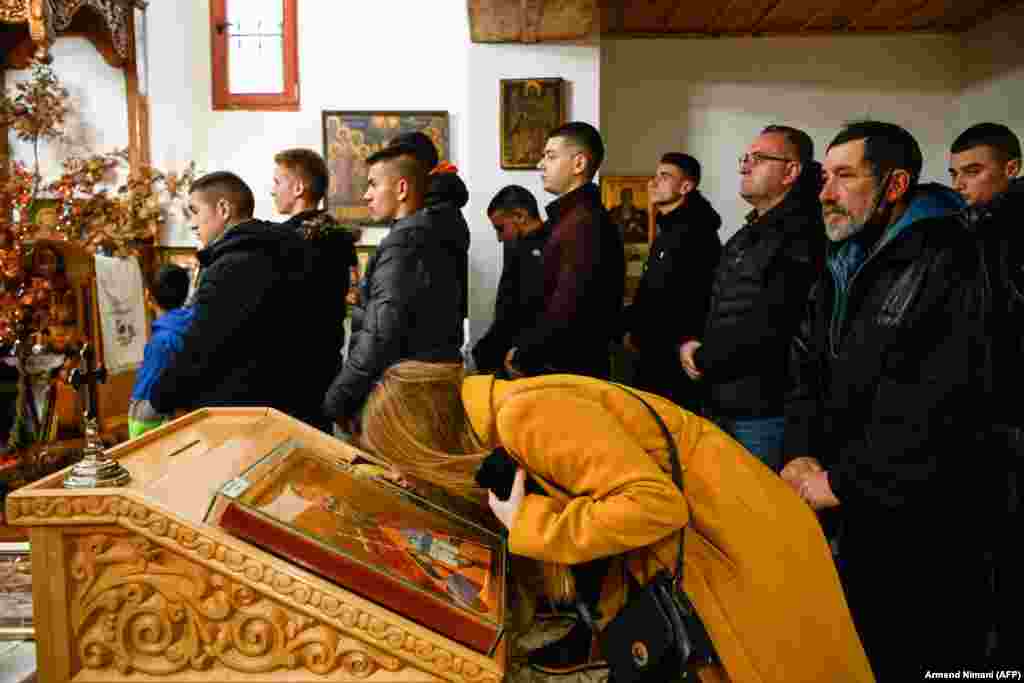 Етнічні серби в Косові відвідують церкву на Різдво в селі Густеріца