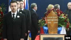 Ivica Dačić uz kovčeg sa telom Slobodana Miloševića, 13. mart 2006 