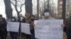 Убактылуу кармалган Максатбек ажы Токтомушевдин жактоочуларынын нааразылык иш-чарасы. Бишкек. 2021-жылдын 11-февралы.