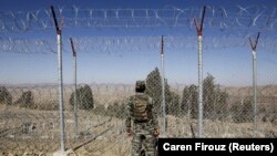 Пакистанський солдат біля огорожі, що позначає кордон між Пакистаном та Афганістаном, 2017 рік
