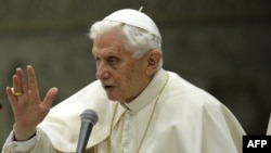 Benedikt XVI tokom prijema u Vatikanu, 13. februar 2013.