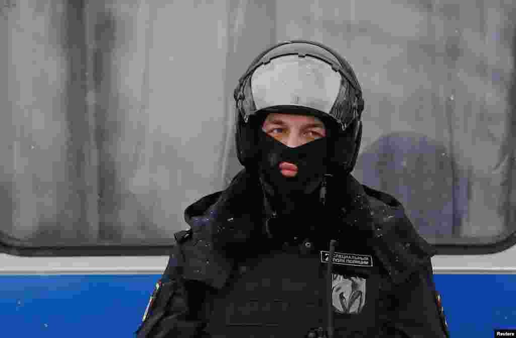 Полиция кызматкери.