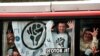 Pripadnici Otpora iz Požarevca u autobusu prilikom dolaska u Beograd, septembar 2000.