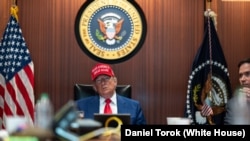Претседателот на САД Доналд Трамп на состанпок во собата за кризни ситуации во Белата куќа
