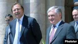Armenia -- Foreign Ministers Eduard Nalbandian of Armenia (R) and Grigol Vashadze of Georgia meet in Yerevan on September 4, 2009.