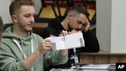 Članovi izborne komisije prebrojavaju glasačke listiće tokom parlamentarnih izbora u Prištini, Kosovo, 9. februar 2025.
