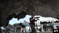 Esgerler we polisiýa işgärleri Oşdaky operasiýalarda, 21-nji iýun, 2010.