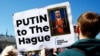 Demonstranti se okupljaju ispred Međunarodnog suda pravde u Hagu tražeći hapšenje ruskog predsjednika Vladimira Putina, 7. maj 2024. godine.