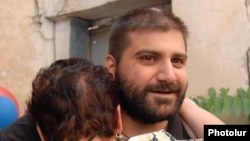 Armenia -- Arman Babajanian, editor of the "Zhamanak" daily, leaves a Yerevan prison on August 4, 2009.