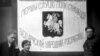 Сцяг Першага Слуцкага палка, Вільня (1921). Злева-направа: Лявон Вітан-Дубейкаўскі, невядомая, штабс-капітан Антон Борык