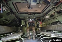 Військовослужбовець Збройних сил України з 47-ї окремої механізованої бригади «Магура» готує бойову машину піхоти M2 Bradley, вересень 2023 року