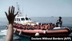 Spasilačka misija Lifeline, arihivska fotografija