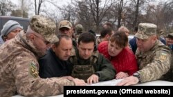 Президент Украины Владимир Зеленский во время посещения Золотого на Луганщине, 26 октября 2019 года