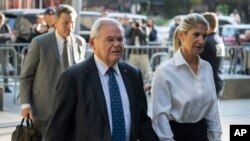 Боб Менендес не визнає себе винним 