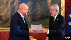 Președintele austriac, Alexander Van der Bellen (d), și cancelarul federal, Christian Stocker, la cancelaria prezidențială de la Viena, pe 3 martie 2025. 