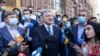 Петро Порошенко біля будівлі ДБР