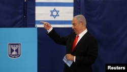 Likud Benjamina Netanjahua vodi sa 30 poslaničkih mandata, dok glavna opoziciona, centristička stranka Ješ Atid, čiji je lider Jair Lapid, za sada računa na 17 mesta u parlamentu.
