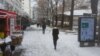 Луѓе се движат по снежни улици во центарот на Скопје
