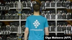Ілюстраційне фото: співробітник перевіряє машини для видобування біткойнів і лайткойнів у майнінг-центрі CryptoUniverse під час презентації найбільшого криптовалютного центру Росії в Кірішах, 20 серпня 2018 року