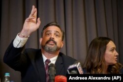 Matthew Jury (s) și Jillian Roth, reprezentanți legali din SUA și Marea Britanie ai presupuselor victime ale lui Andrew Tate susțin o conferință de presă pentru a anunța o poziție comună împotriva hărțuirii și intimidării lui Tate și a adepților săi, București, 5 octombrie 2023.