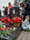 Родственники погибших моряков на траурной церемонии пять лет назад, в августе 2020 года