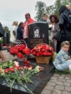 Родственники погибших моряков на траурной церемонии пять лет назад, в августе 2020 года
